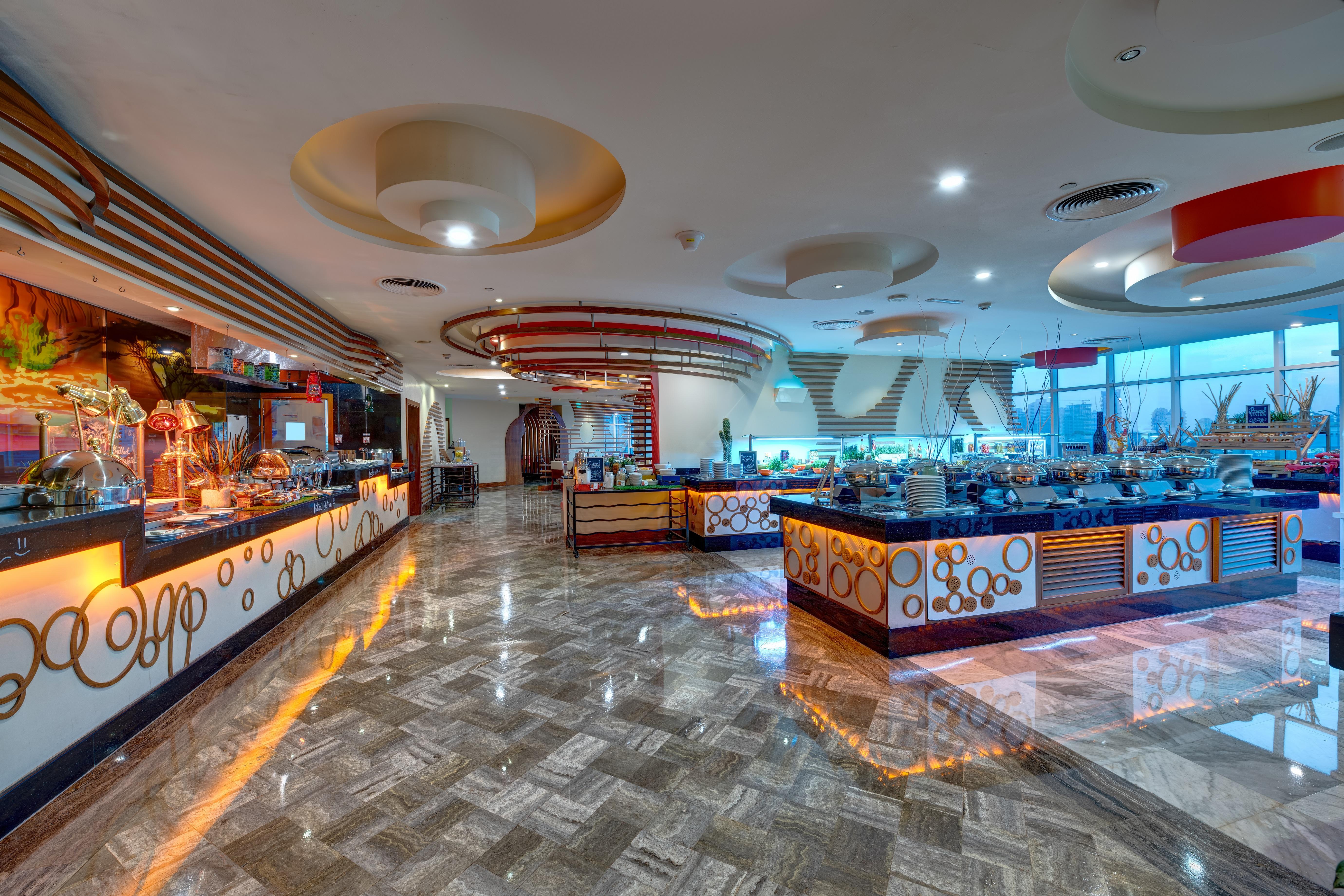 Vintage Grand Hotel - Formerly Ghaya Grand Hotel Dubái Exterior foto The buffet at the 360° restaurant