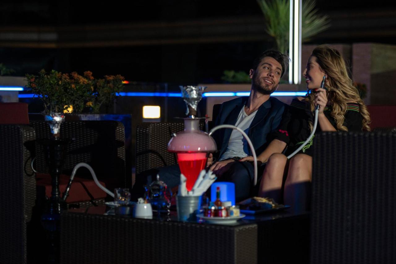 Vintage Grand Hotel - Formerly Ghaya Grand Hotel Dubái Exterior foto Hookah in a lounge